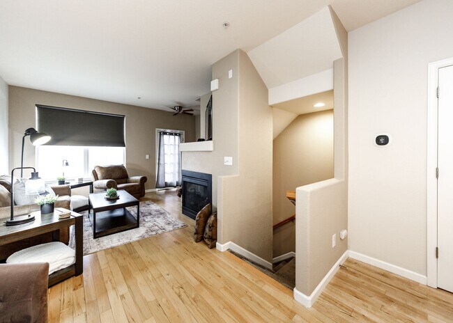 Building Photo - Fully Furnished Downtown 2 Bed, 4 Bath Executive Townhouse