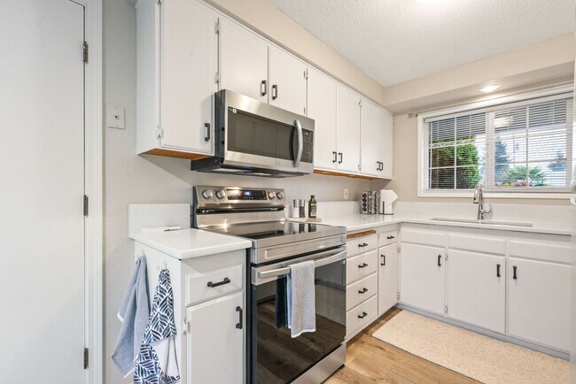 Building Photo - Beautifully updated 3 bedroom, 1 bath house in Eugene!