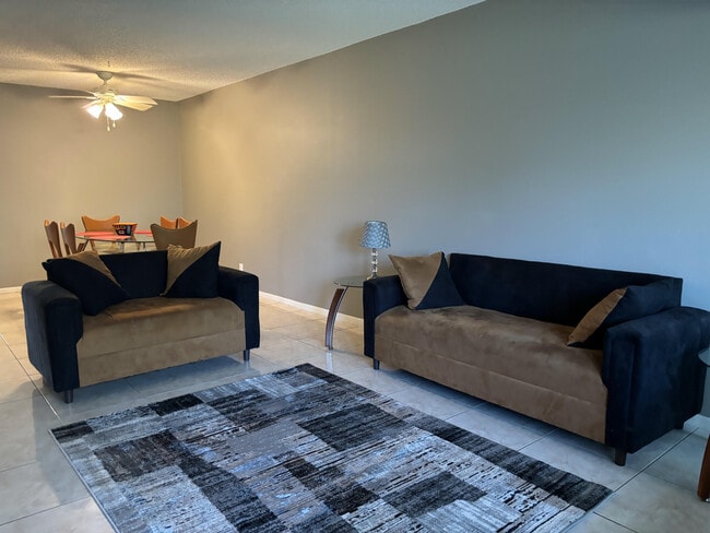Building Photo - 1120 Boxwood Dr
