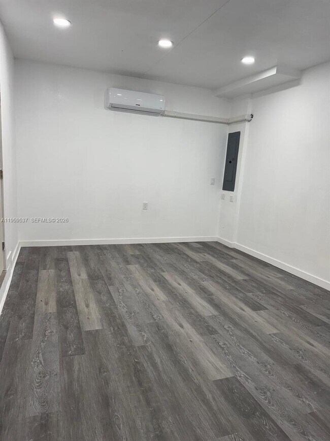 Building Photo - 613 NE 5th St