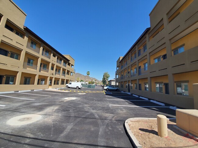 Building Photo - 521 E Mission Ln