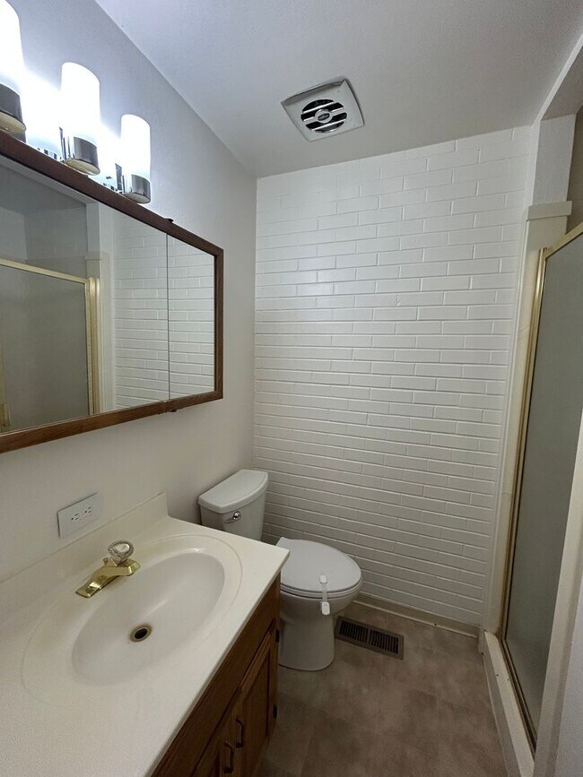 Building Photo - 4 Bedroom 3.5 Bathroom Townhome in Provo!