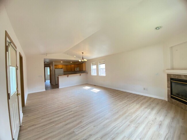 Building Photo - 505/517 E Hayden Ave