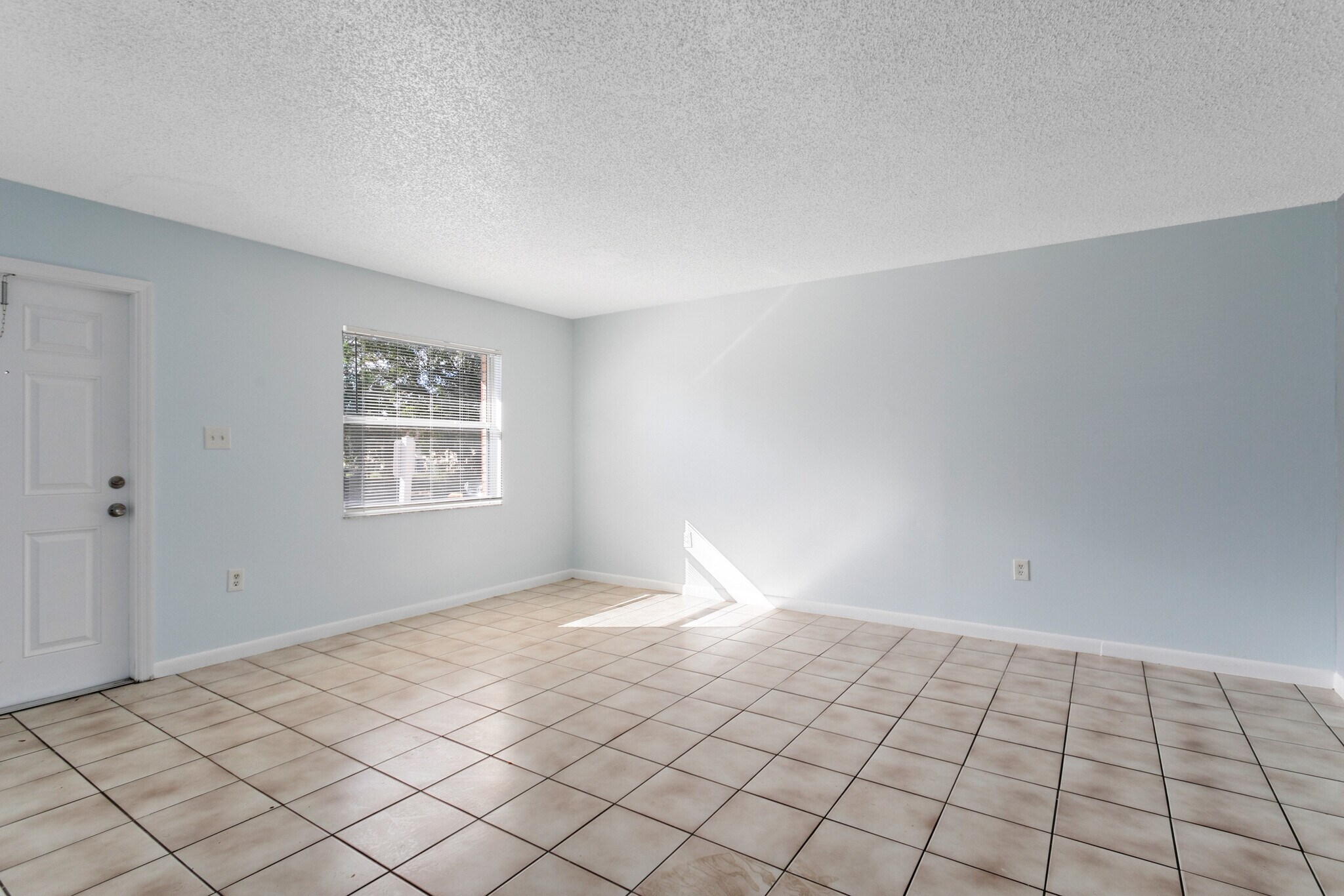 Building Photo - 3215 Pershing St