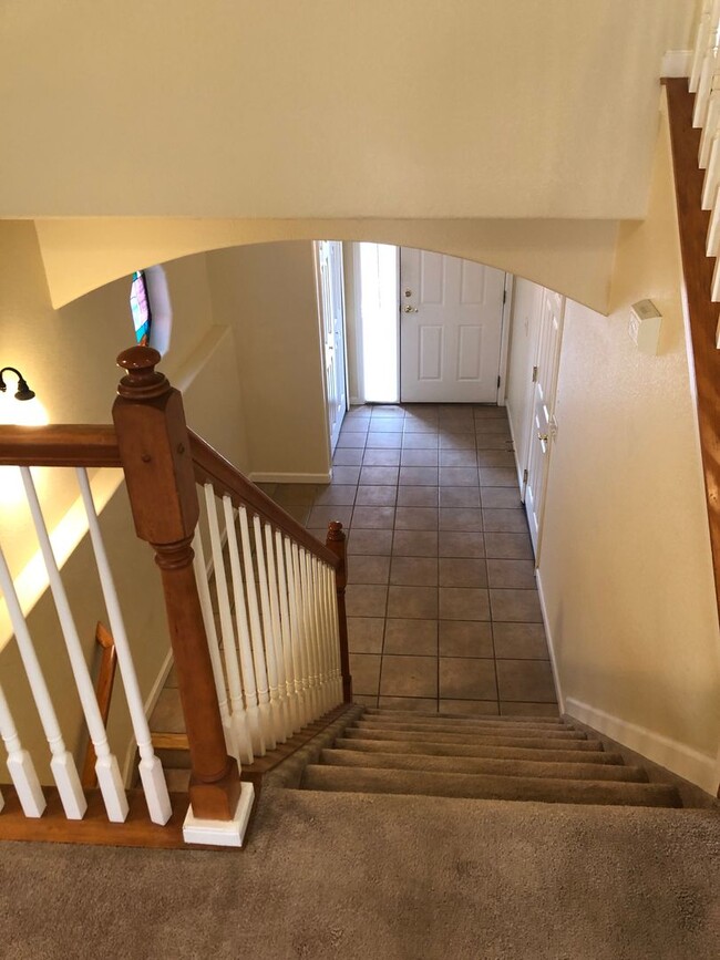 Building Photo - Bright and Open 3 Bed 3 Bath Townhome in Gated Peak View Villas