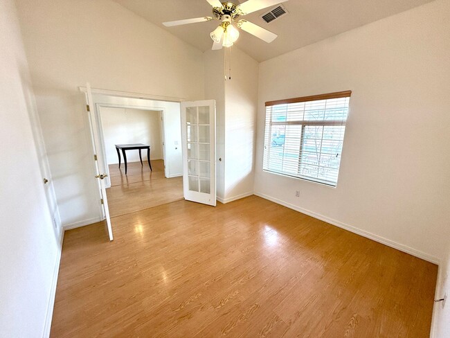 Building Photo - Spacious 3 Bedroom Home in Kingman Foothil...