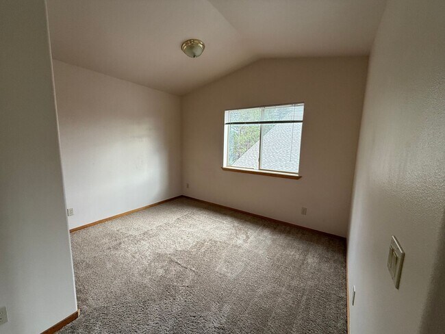 Building Photo - Spacious Studio Unit Located on Quiet NE B...
