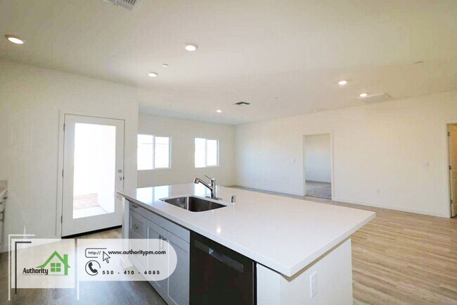 Building Photo - 2141 Hilltop Dr