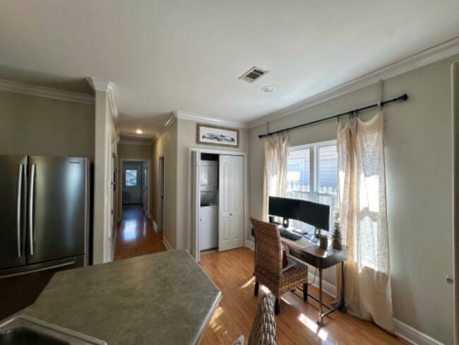 Building Photo - 902 N Davis Hwy