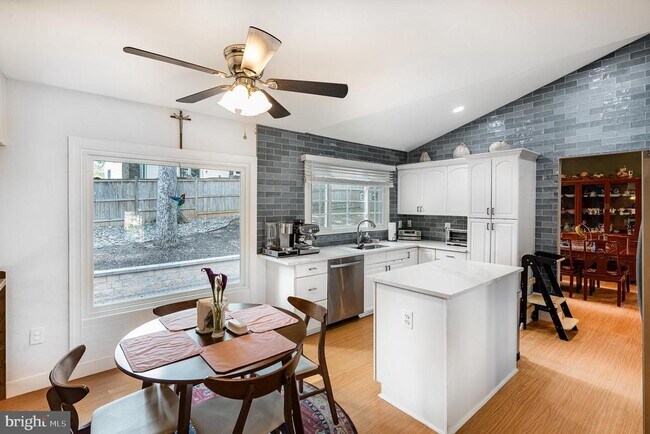 Building Photo - 15425 Beachview Dr