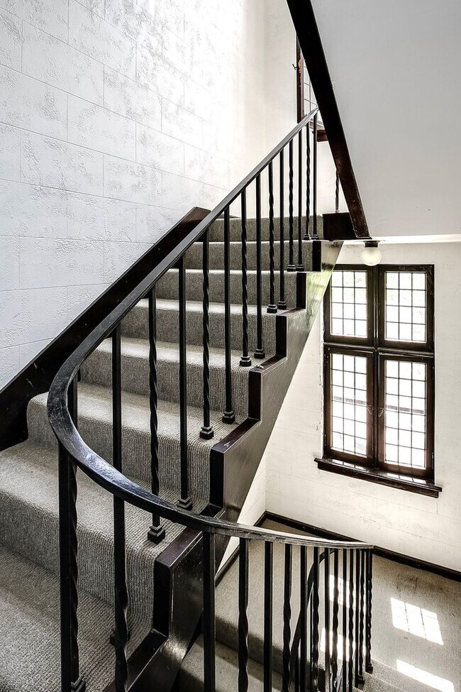 Building Photo - Spacious Two Bedroom Condo in Blackstone!