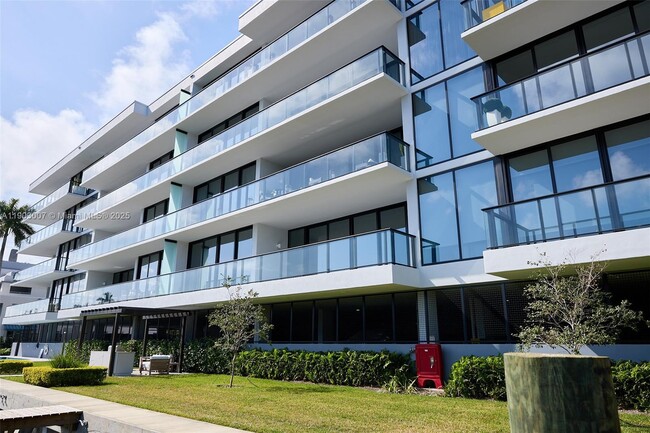 Building Photo - 160 Isle of Venice Dr