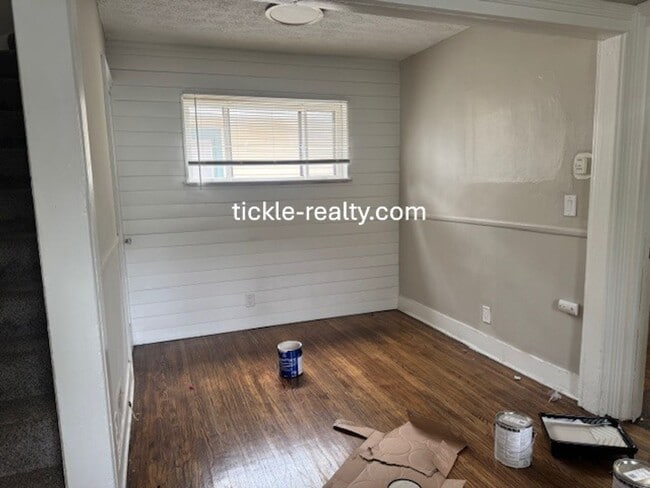 Building Photo - Cute 1 Bedroom W/ Den Cottage in the Swill...