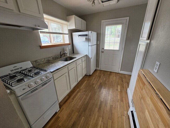 Building Photo - Studio Apartment Close to South Broadway!