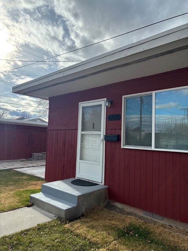 Building Photo - 609 J St