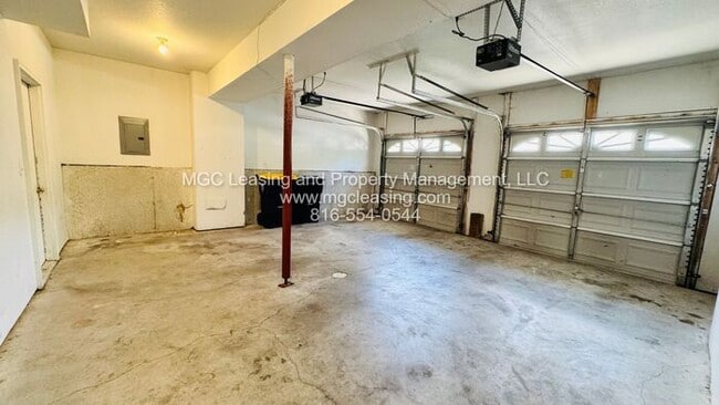 Building Photo - Creekwood Park Townhomes — Reduced rent + claim your choice of a brand-new 55" TV or a $250 Amazo...