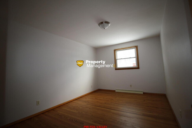 Building Photo - Large Updated 3 Bedroom Ranch