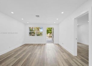 Building Photo - 816 N Golf Dr