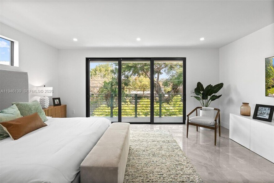 Building Photo - 325 SW 16th St