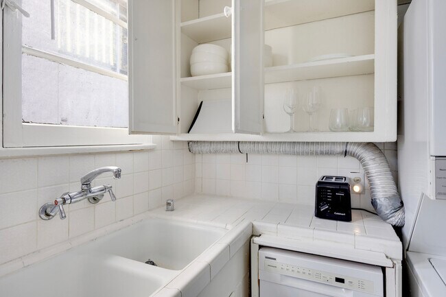 Building Photo - 135 S Reeves Dr