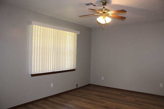 Building Photo - Move in Special!!  $250 off 2nd Month's rent!