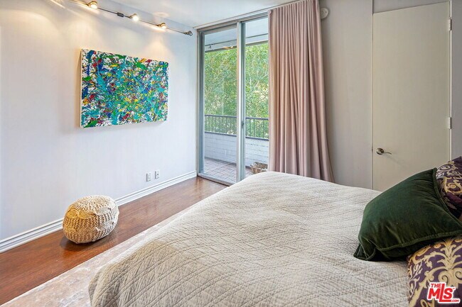 Building Photo - 1100 Alta Loma Rd