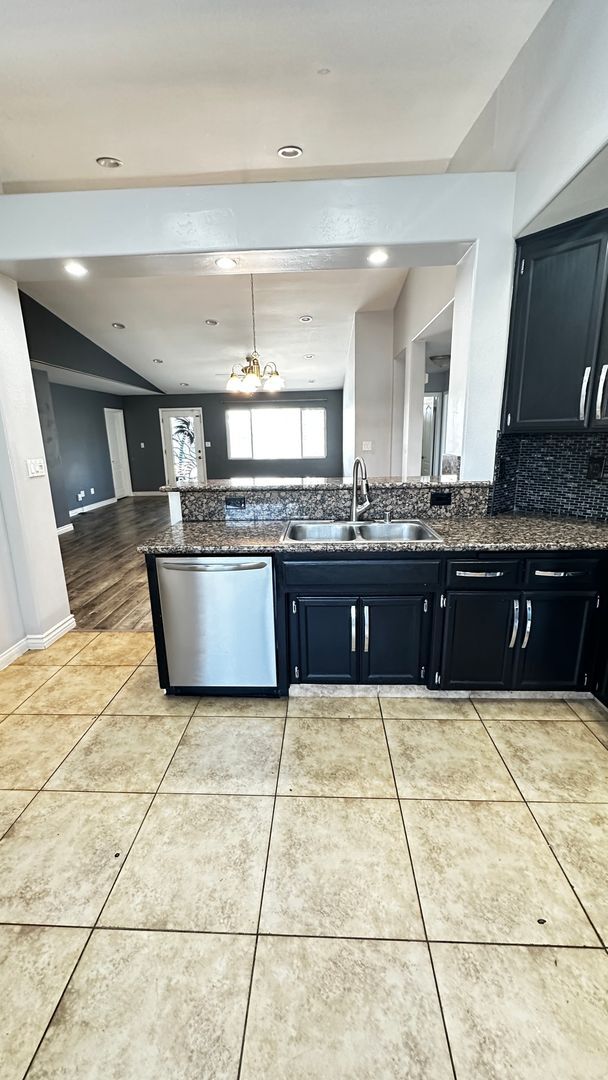 Building Photo - SPECIAL OF THE MONTH -   Beautiful NW Bakersfield Home with Lake Access!!