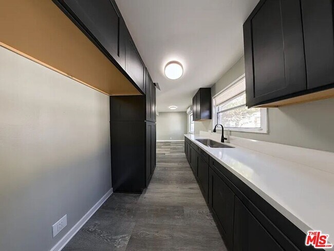 Building Photo - 582 Venice Blvd.