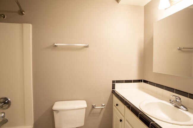 Building Photo - John's Landing 1 Bed Flat with D/W, W/D, Private Patio!!