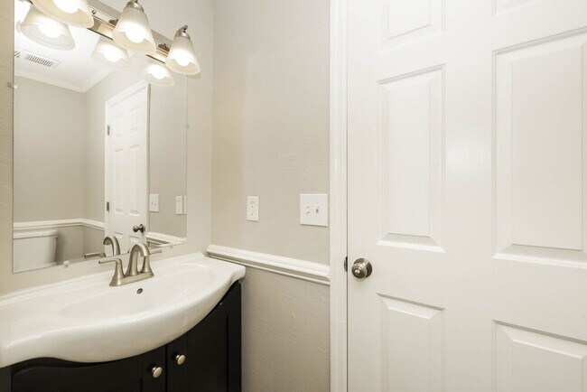 Building Photo - 311 Shadylake Dr