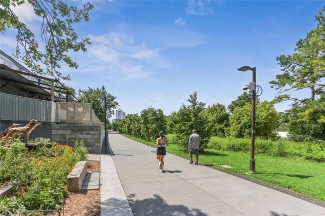 Building Photo - 805 Highland Green Way NE