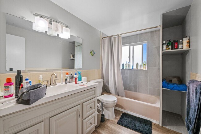 Building Photo - Gorgeous Three Bedroom home  in Sunnyside!