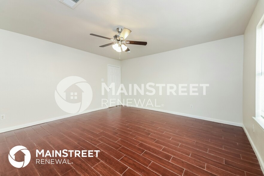 Building Photo - 4602 Lee Hutson Ln