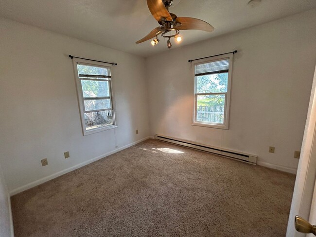 Building Photo - Cozy 2 Bedroom 1 Bath w/ all amenities and...