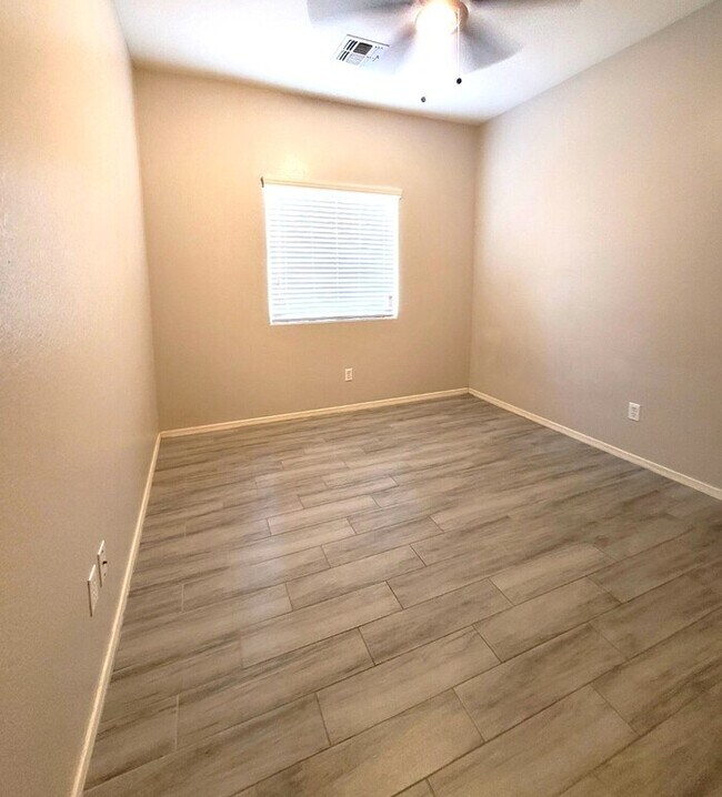 Building Photo - Stunning 4-bedroom 2 bathroom