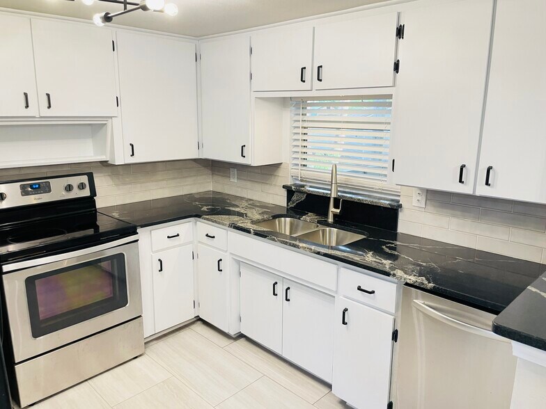 Building Photo - 939 E Bella Vista St