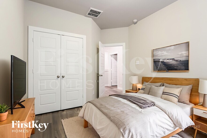 Building Photo - 381 N Centro Cir