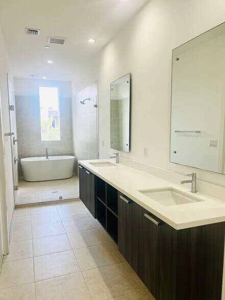 Building Photo - 1045 NE 18th Ave