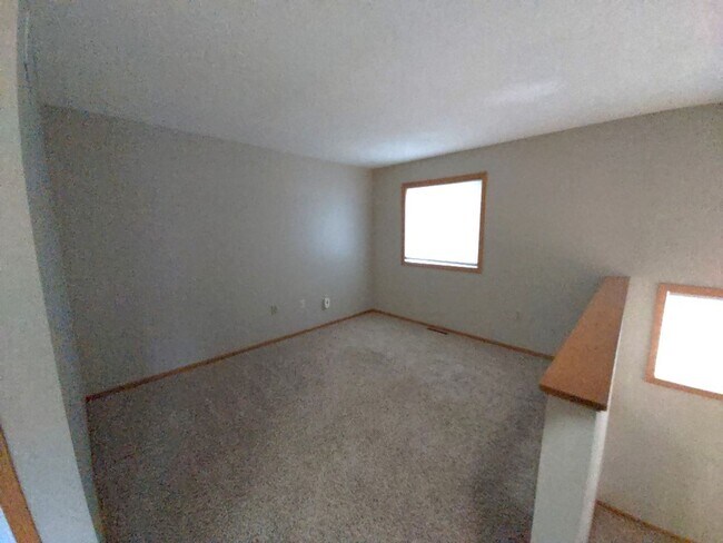 Building Photo - 2 Bedroom 1.5 Bathroom End Unit Townhome in Hudson