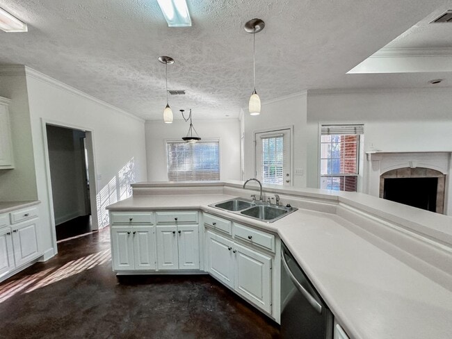 Building Photo - 141 Hazelnut Cir