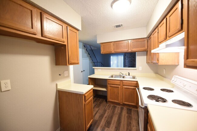 Building Photo - Spacious 2 story town home with fenced yard!