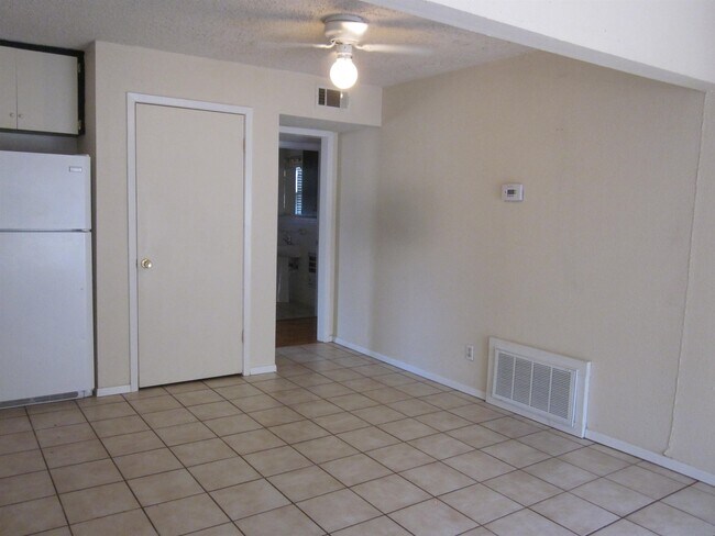 Building Photo - 505 E Lamon St