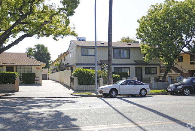 Building Photo - Treasured Townhomes