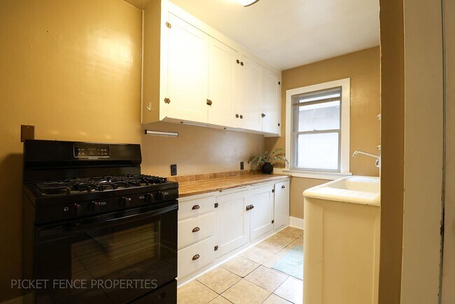 Building Photo - Beautiful Historic Two Bedroom Home