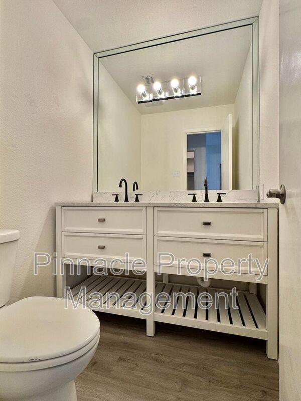 Building Photo - 2408 Lindenwood Dr