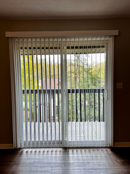 Living room view. Vertical blinds. - 122 Turnwood Ln
