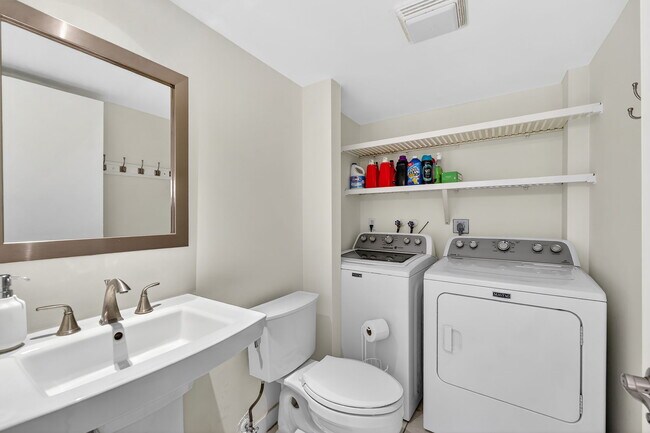 Building Photo - 1525 Augusta Cir