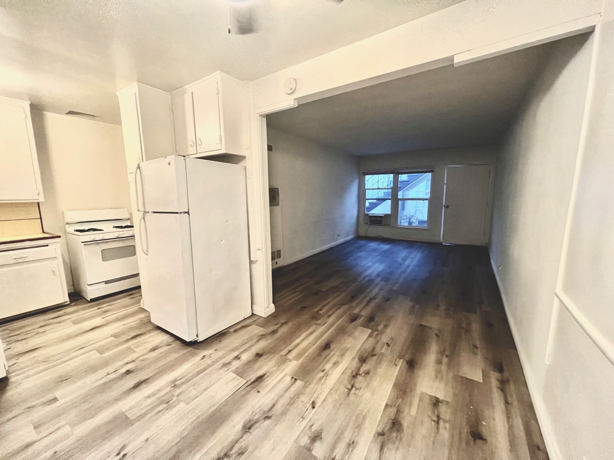 Building Photo - 14122 Delano St
