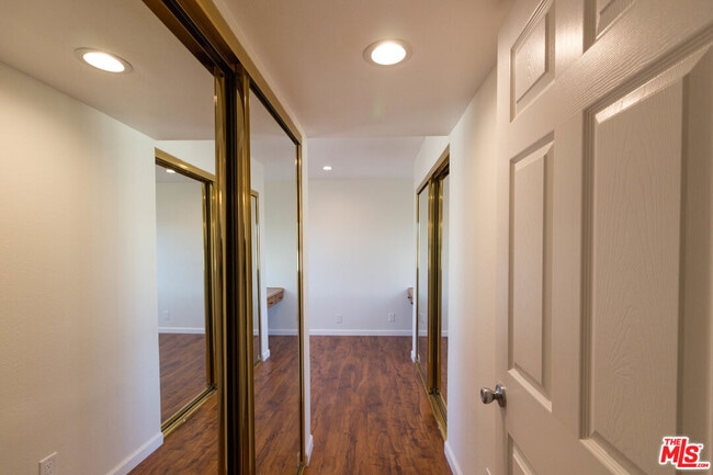 Building Photo - 301 W Loraine St