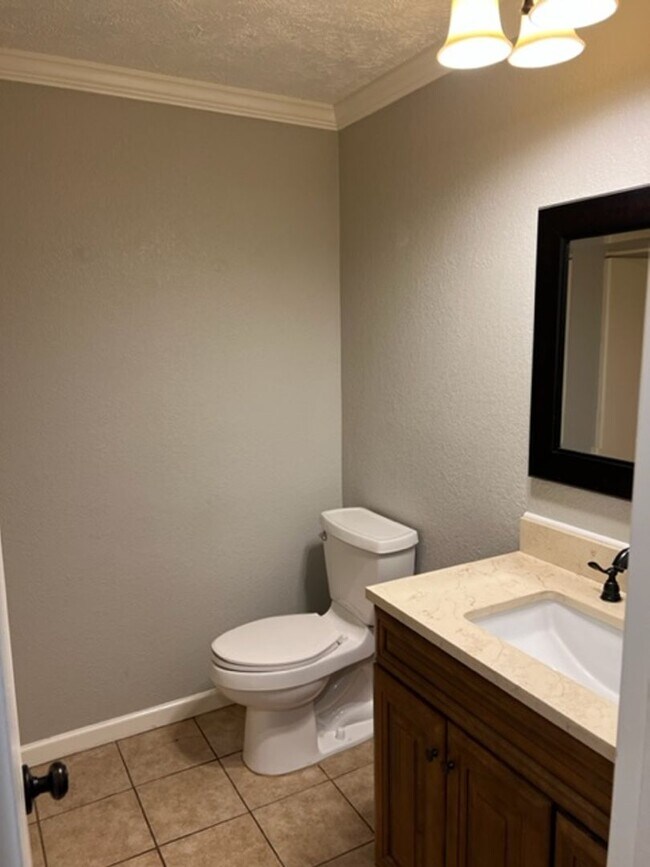 Building Photo - Maryville 37801 - 3 bedroom 2 bath (Upstairs Only) home - Contact Troy Adams (865) 233-6949